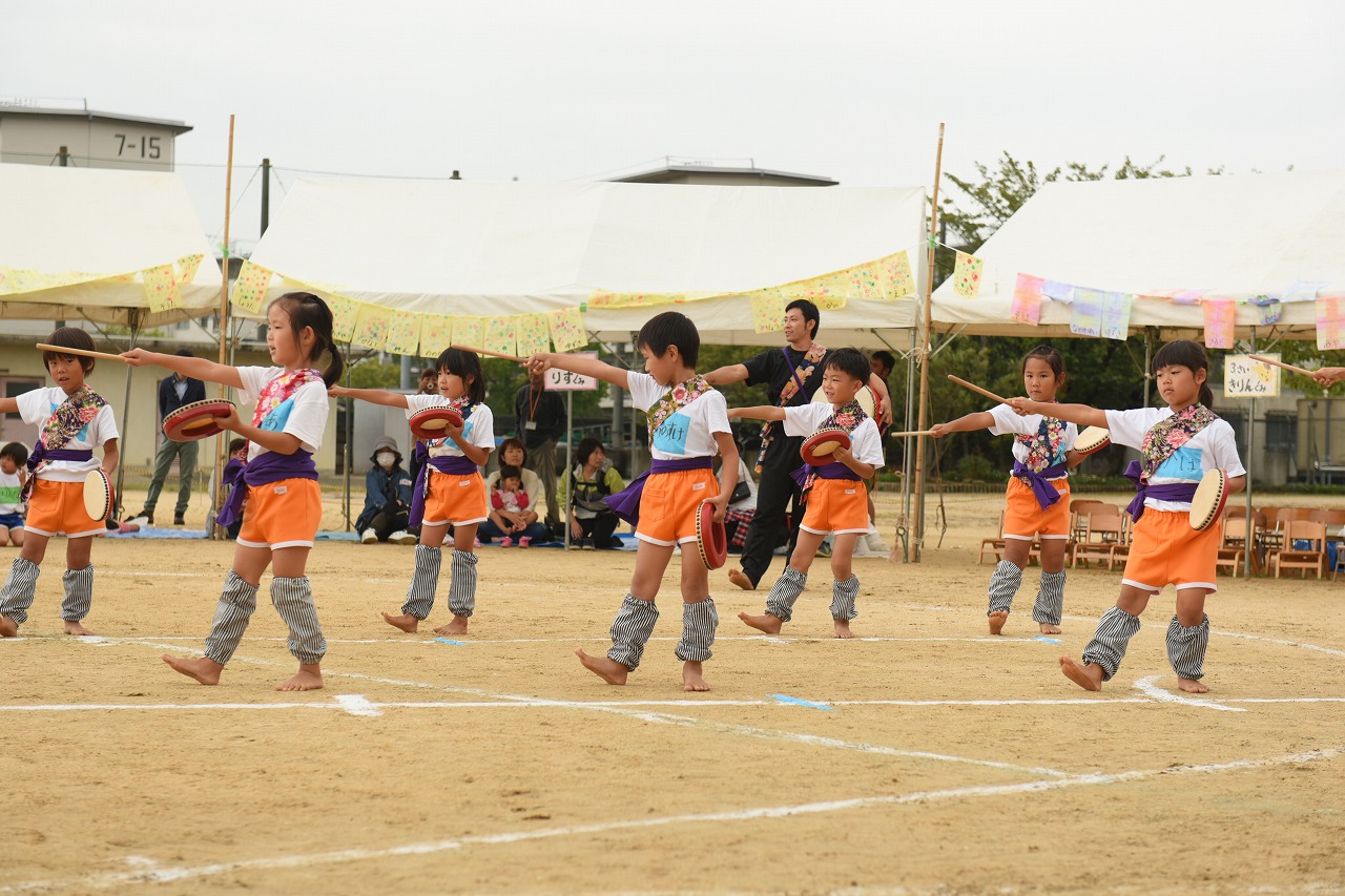 ５歳児による沖縄の民舞「安里屋ユンタ」を披露しました。